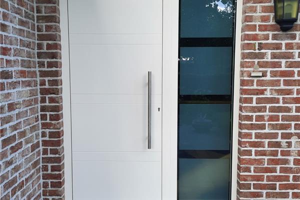 Aluminium voordeur met vleugeloverdekkend paneel